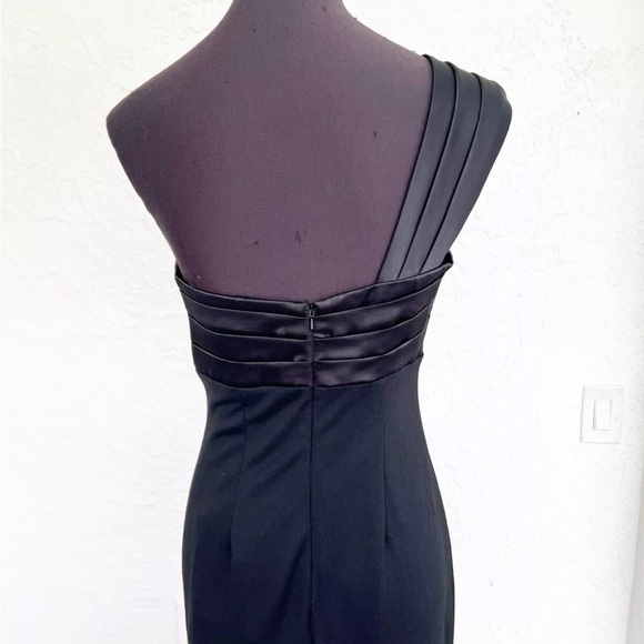 Mac Duggal
Half-Bow Bodice Trumpet Gown size 6 - Picture 6 of 8